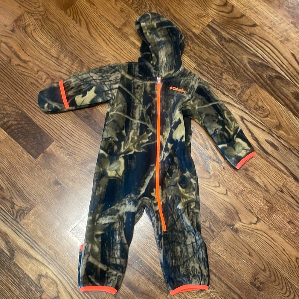 Like new! Columbia fleece camo Bunting size 18 to 24 months.
